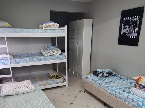 a room with two bunk beds in a room at Hostel Oktoberfest casa laranja in Blumenau
