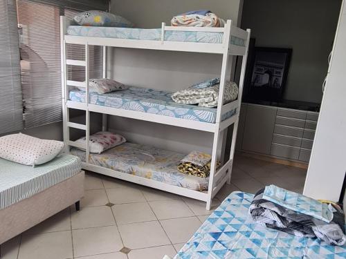 a room with two bunk beds and two beds at Theora hostel Casa Laranja Blumenau in Blumenau