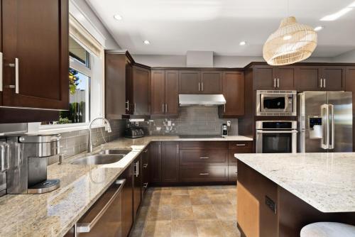 A cozinha ou cozinha compacta de Private House Rental! Classic, Elegant, Comforting