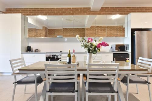 Dapur atau dapur kecil di Royal Retreat Peaceful Lakefront