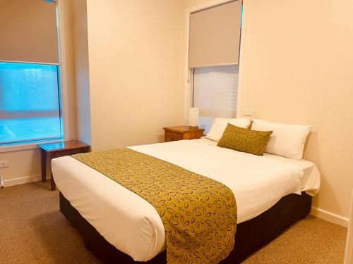 sypialnia z łóżkiem i oknem w obiekcie Mary MacKillop Heritage Centre w Melbourne