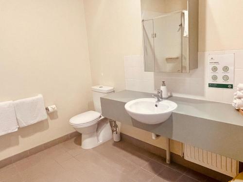 墨爾本的住宿－Mary MacKillop Heritage Centre，白色的浴室设有水槽和卫生间。