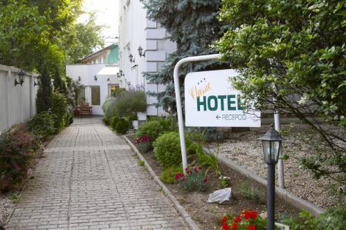ein Schild für ein Hotel neben einem Bürgersteig in der Unterkunft Classic Hotel in Budapest