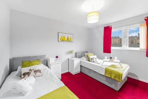 een slaapkamer met 2 bedden en een rode loper bij Premier - Maryhill Apartment in Glasgow