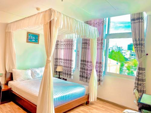 Postel nebo postele na pokoji v ubytování Anh Dao Mekong Hotel