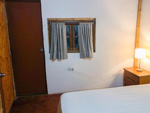 - une chambre avec un lit et une fenêtre dans l'établissement Casa Mauka Habitación múltiple, à Organos
