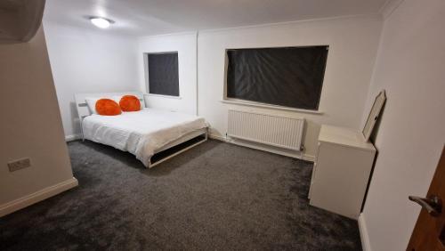 Habitación con 1 cama y 2 almohadas de color naranja en Comfort Sleep, en Windsor