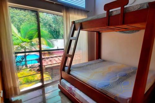 Litera en habitación con ventana en Sol, piscina y jacuzzi privados., en Medellín