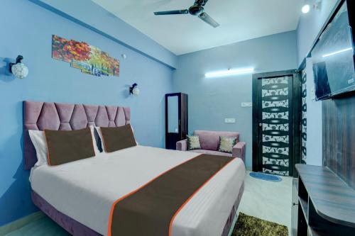 a bedroom with a large bed and a ceiling fan at Collection O Hotel Dream Villa in Patna