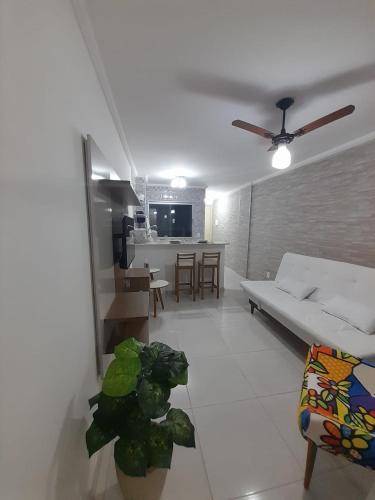 uma sala de estar com um sofá e uma mesa em Apartamento Aconchegante em São Lourenço