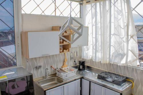 a kitchen with a sink and a window at Apartamento con la mejor ubicación Cali in Cali