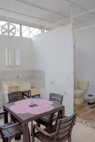 a table and chairs in a room with a toilet at Apartamento con la mejor ubicación Cali in Cali