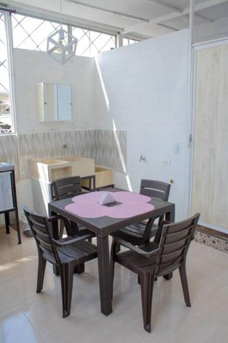 a table and chairs in a room with a purple table at Apartamento con la mejor ubicación Cali in Cali