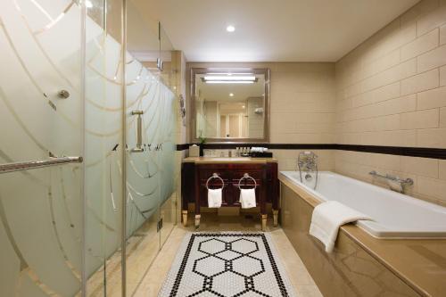 Uma casa de banho em Paramount Gallery Hotel