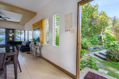 Oceanside 2 bedroom house, 100Mbps WiFiにある庭