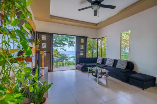 パングラオにあるOceanside 2 bedroom house, 100Mbps WiFiのソファとテーブルのあるリビングルーム