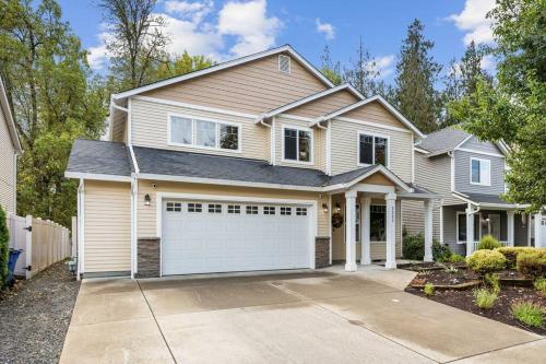 a house with a white garage at Spacious 4 bed near park/trails in Battle Ground