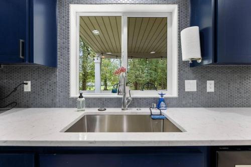 eine Küche mit einem Waschbecken und einem Fenster in der Unterkunft Spacious 4 bed near park/trails in Battle Ground