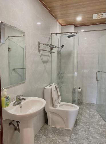a bathroom with a toilet and a sink and a shower at Meo Vac Valley in Mèo Vạc