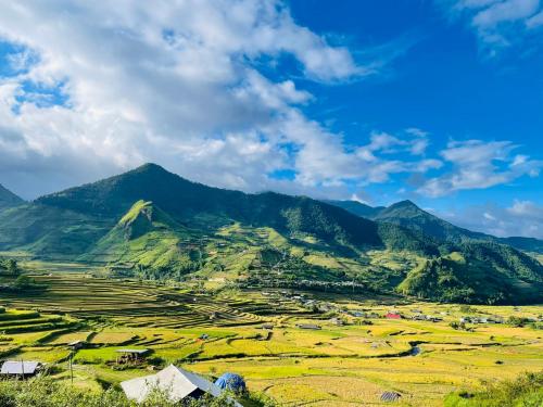 vista su una valle con montagne sullo sfondo di Blue home a Mù Cang Chải