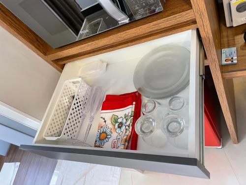 um frigorífico cheio de pratos e pratos em Araras Apart Service I em Caldas Novas