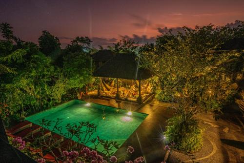 Bazén v ubytování Uluwatu Yoga Resort nebo v jeho okolí