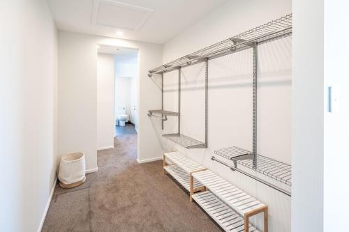 ein Raum mit Regalen und Bänken an der Wand in der Unterkunft Elevated Mountain Views in Wanaka