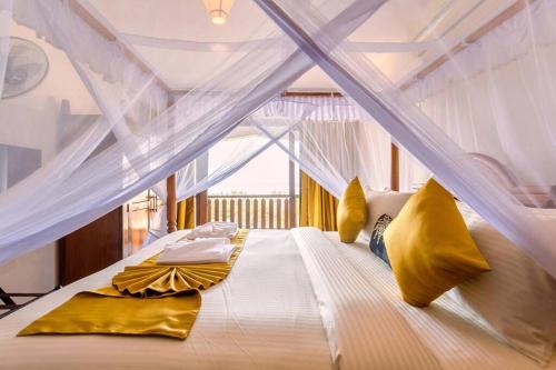 - une chambre avec un lit et une moustiquaire dans l'établissement Beachfront / Air-con / king bed / pool, à Ukunda