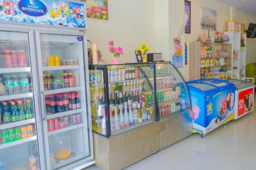 una tienda con un montón de productos en ella en โรงแรมศุภชัย อินน์, en Ban Ba Ngan