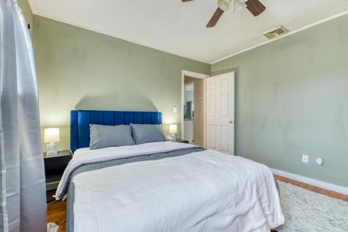 1 dormitorio con 1 cama grande y cabecero azul en Humble home with free breakfast offered if requested! en Chicopee