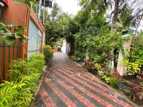 a cobblestone walkway in front of a building at Green Villa in Oluvil