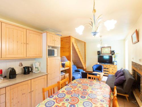 une cuisine et un salon avec une table et un canapé dans l'établissement Chalet Duplex à Peyragudes – 3 Chambres, Cheminée, Terrasse, Près des Sentiers et Télécabine - FR-1-695-38, à Germ