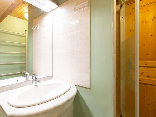 een badkamer met een toilet, een wastafel en een douche bij Chalet Peyragudes, 4 pièces, 6 personnes - FR-1-695-38 in Germ