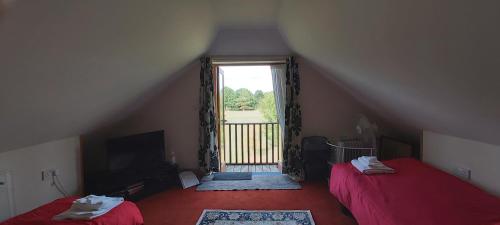 Habitación en el ático con 2 camas y ventana en Farmhouse: Beautiful rural location. London from 60 minutes. en Ashford