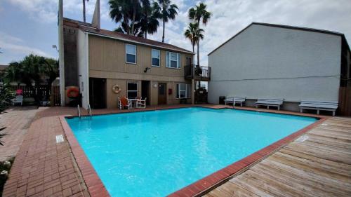 サウス・パドレ・アイランドにあるSandcastle 201B Condominium Condoの家の前の青い大型スイミングプール