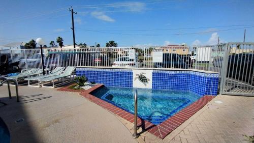 une piscine avec des carreaux bleus sur une clôture dans l'établissement LA INTERNACIONAL 205 condo, à South Padre Island