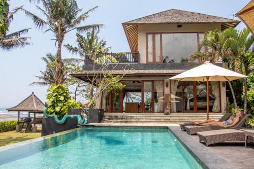 Beach Villa Balianの敷地内または近くにあるプール