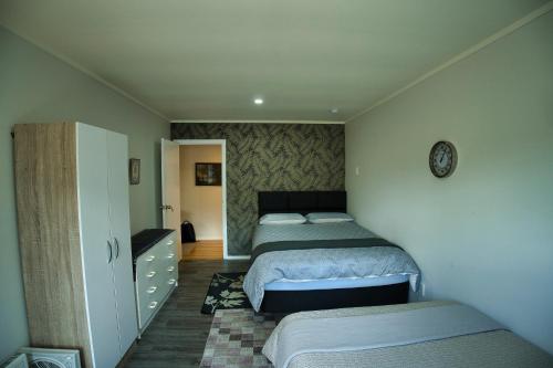 a bedroom with two beds and a closet at Entire ground floor with full-privacy and family-friendly popular to ferry catchers in Wellington