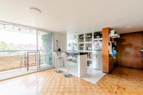 een kamer met een keuken met een aanrecht en een koelkast bij Habitación c/baño independiente, a unos min del Centro Histórico in Mexico-Stad