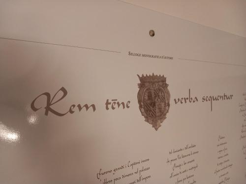 a whiteboard with a sign that says kenn fine at WAST-HOST by MICHELANGELO in Vasto
