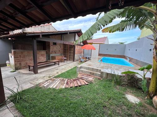 ein Haus mit Pool im Hof in der Unterkunft Casa 4 quartos com piscina Grussai in São João da Barra