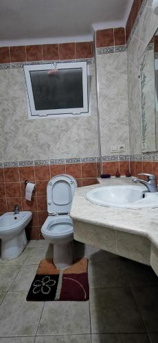 een badkamer met een wastafel, een toilet en een bad bij Sania Plage,Marina Smir in Marina Smir