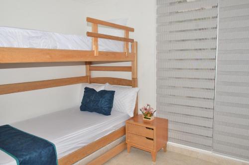 1 dormitorio con 2 literas y mesita de noche en Casa Vacacional con Jacuzzi en Girardot Cundinamarca en Girardot