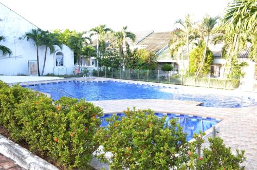 吉拉爾的住宿－Casa Vacacional con Jacuzzi en Girardot Cundinamarca，一座房子后院的游泳池