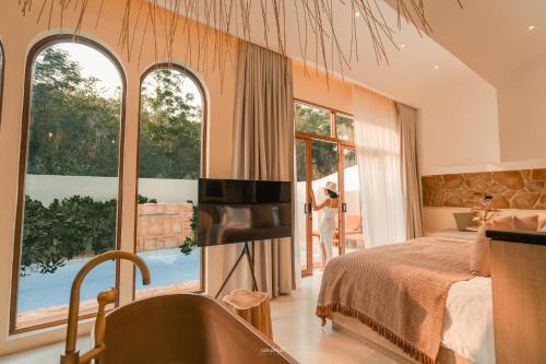 een slaapkamer met een bed en een groot raam bij SIRAVA Kohlarn - สิราวา เกาะล้าน in Ko Larn