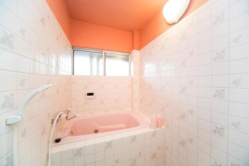 7 min to JR Yokkaichi STN Large House - Vacation STAY 14161 في يوكايتشي: حمام مع حوض استحمام وردي فيه