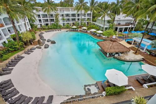 einen Blick über den Pool eines Resorts in der Unterkunft Private Ground Floor Apartment Beach Club Palm Cove in Palm Cove