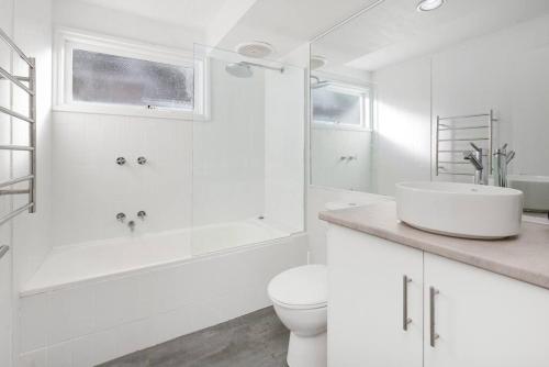 een witte badkamer met een bad, een toilet en een wastafel bij W on the Tree by the Ocean in Blairgowrie