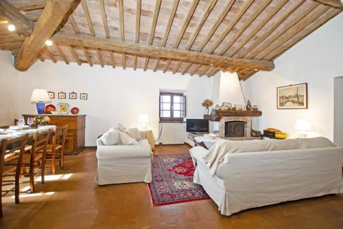 una gran sala de estar con muebles blancos y una mesa. en La Palazzina - Happy Rentals, en Monteroni dʼArbia