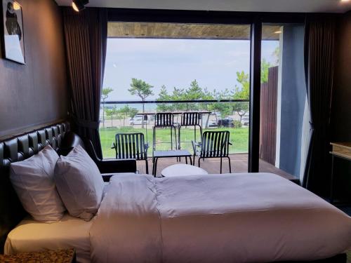 Un pat sau paturi într-o cameră la Marevo Beach Hotel